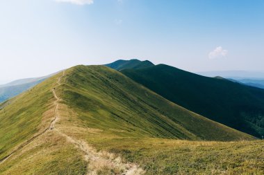 dağlar yeşil tepeler