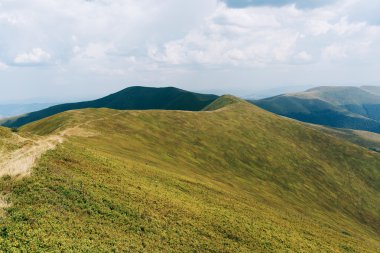 dağlar yeşil tepeler
