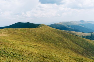 dağlar yeşil tepeler