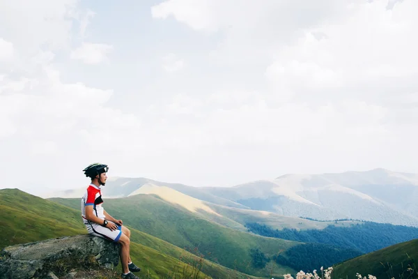 Pria pengendara motor kesepian duduk di pegunungan — Stok Foto