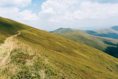 dağlar yeşil tepeler