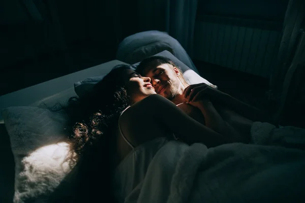 Mireasă fericită și mire în pat — Fotografie, imagine de stoc