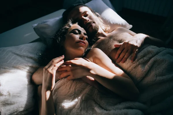 Mutlu gelin ve damadın yatakta — Stok fotoğraf