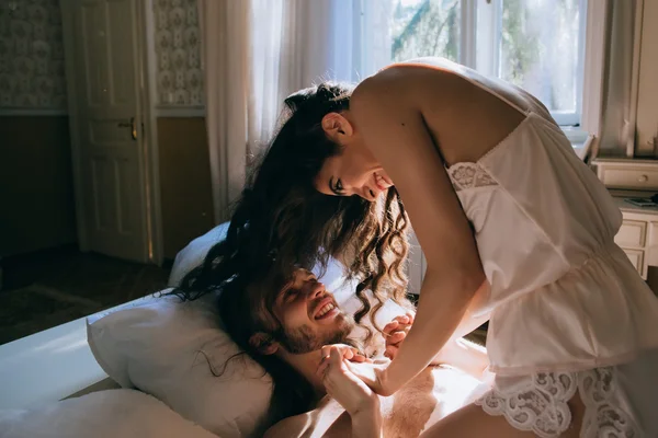 Glückliche Braut und Bräutigam im Bett — Stockfoto