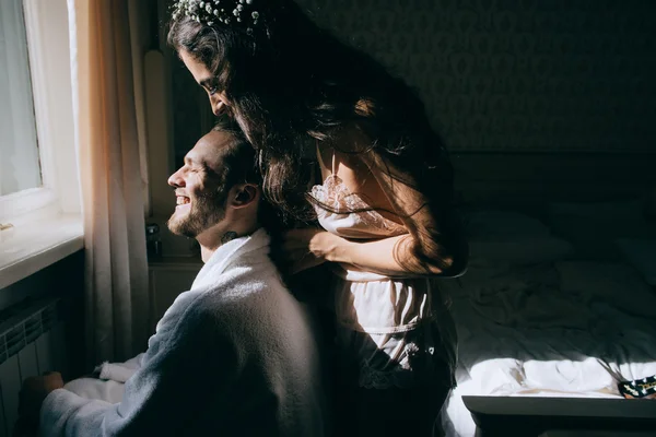 Retrato de novia y novio en el dormitorio —  Fotos de Stock