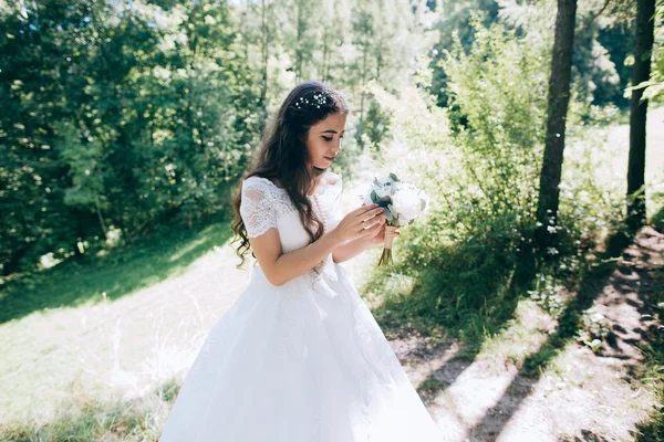 Belle mariée sensuelle en forêt — Photo