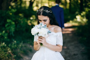 Ormandaki güzel şehvetli gelin