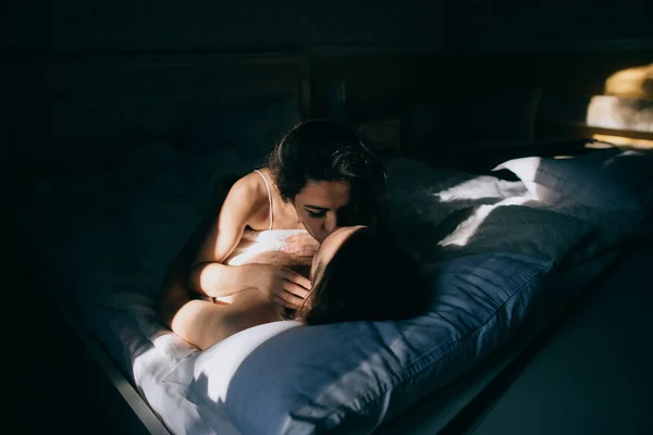 Happy bride and groom in bed — Stock Photo, Image