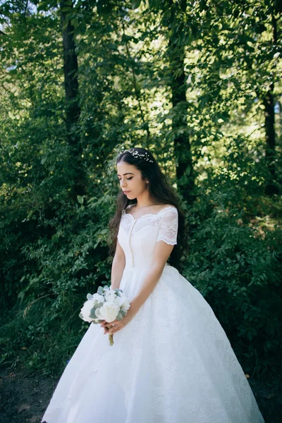 森林の美しい官能的な花嫁 — ストック写真