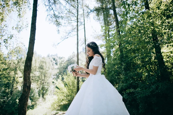 美丽性感的新娘，在森林 — 图库照片