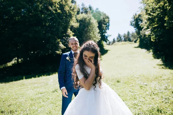 Smyslné nevěsty a ženicha na svatební den — Stock fotografie