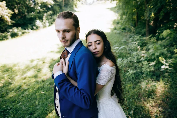 Smyslné nevěsty a ženicha na svatební den — Stock fotografie