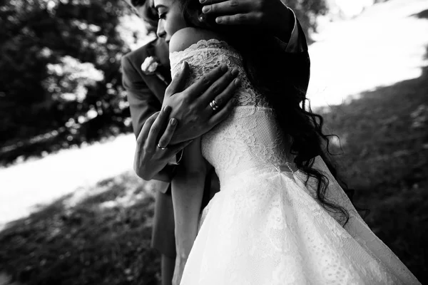 Érzéki menyasszony és a vőlegény az esküvő napján — Stock Fotó