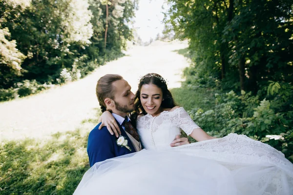 Sensuella bruden och brudgummen på bröllopsdagen — Stockfoto