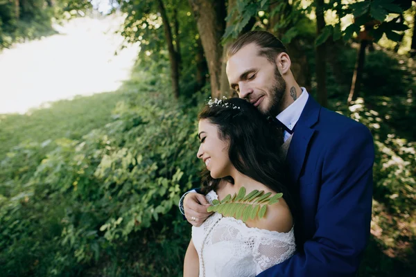 Şehvetli gelin ve damat, düğün günü — Stok fotoğraf