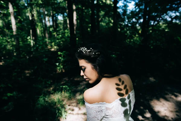 Bela noiva sensual na floresta — Fotografia de Stock