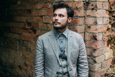 zarif sakallı genç yakışıklı adam