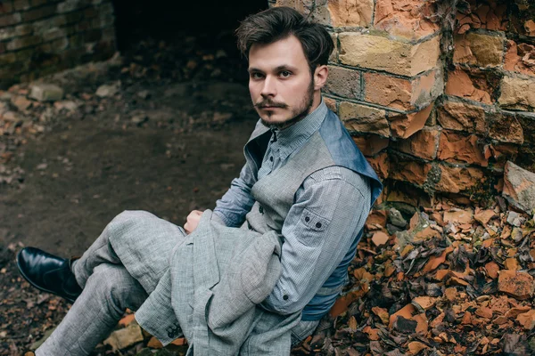 Elegante barbudo jovem bonito homem — Fotografia de Stock