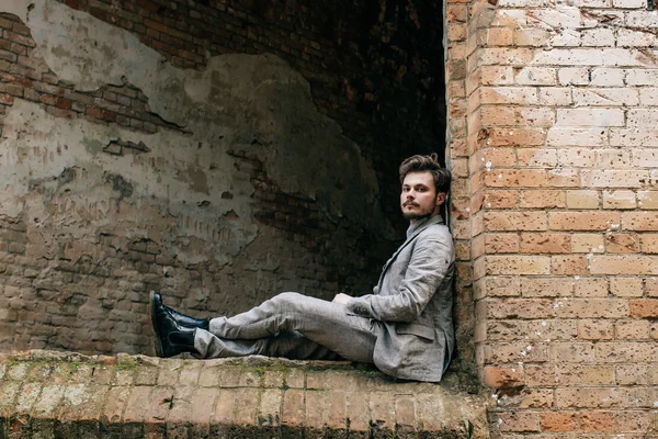 Elegante barbudo jovem bonito homem — Fotografia de Stock