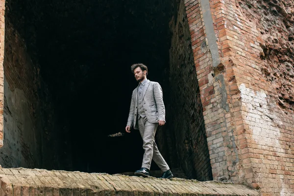 Elegante barbudo jovem bonito homem — Fotografia de Stock