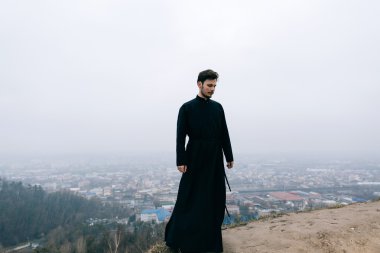 yakışıklı Katolik sakallı rahip portresi