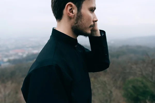 Portret van knappe katholieke bebaarde priester — Stockfoto