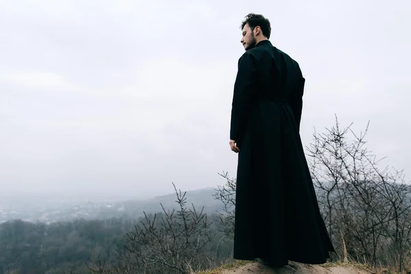 Retrato de guapo sacerdote barbudo católico — Foto de Stock