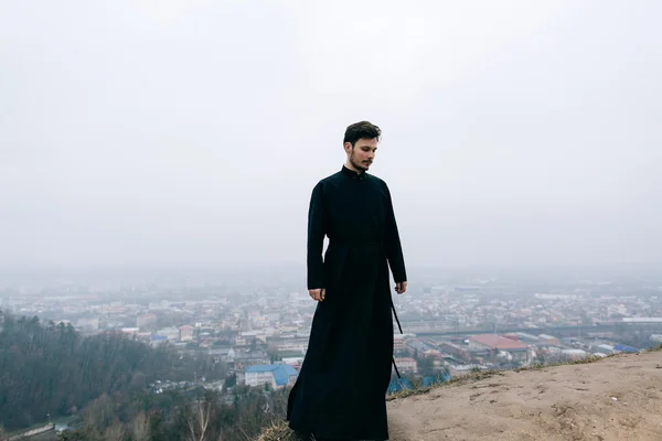 Retrato de guapo sacerdote barbudo católico — Foto de Stock