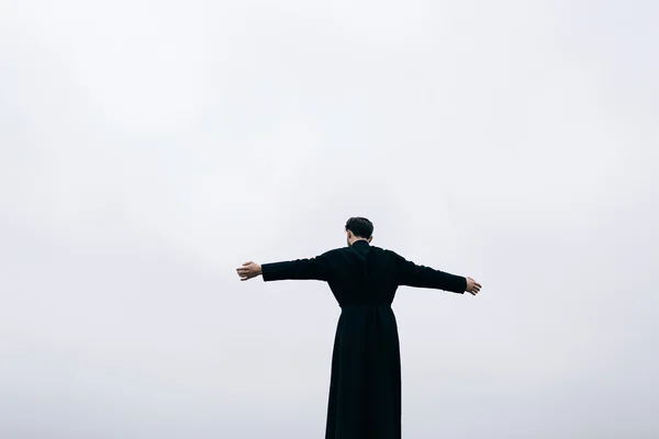 Retrato de guapo sacerdote barbudo católico — Foto de Stock