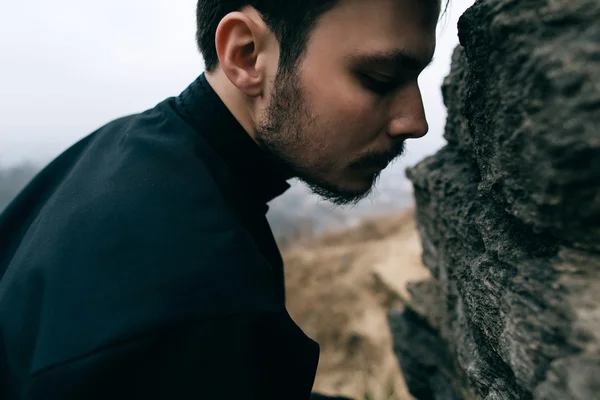 Yakışıklı Katolik sakallı rahip portresi — Stok fotoğraf