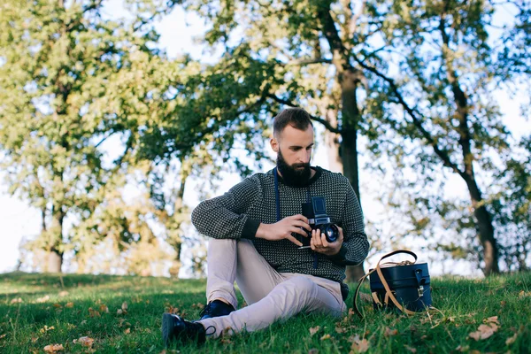 Uomo barbuto con fotocamera retrò — Foto Stock