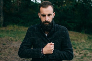 hipster çingene adam ormanda
