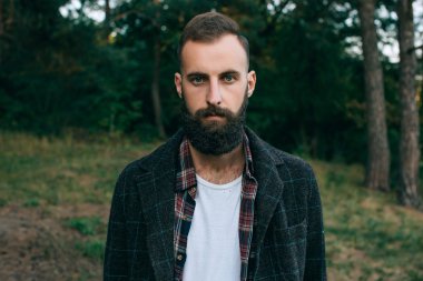hipster çingene adam ormanda