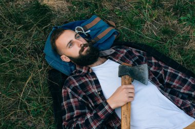 Sakallı adam çim üzerinde yalan