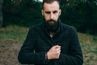 hipster çingene adam ormanda