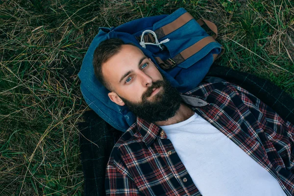 Omul cu barbă întins pe iarbă — Fotografie, imagine de stoc