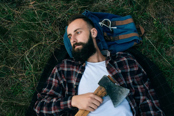 Бородач лежит на траве — стоковое фото