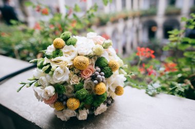 renkli düğün buketi