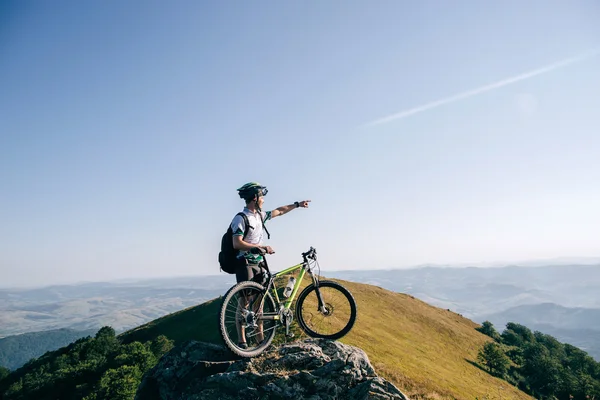 Ciclista en la cima de la montaña —  Fotos de Stock