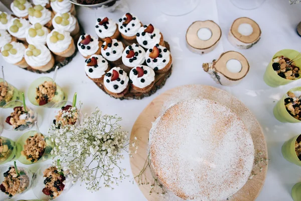 Läckra bröllop mottagning chokladkaka — Stockfoto