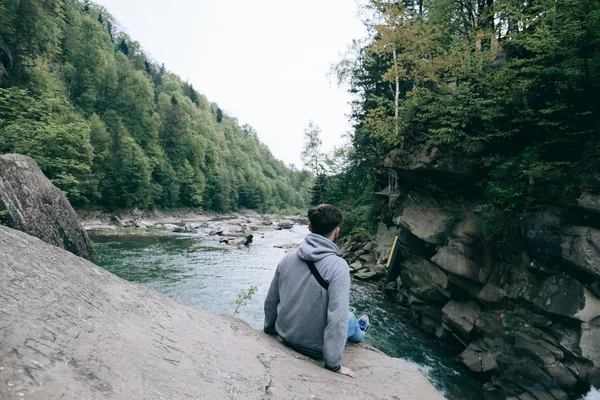 Hombre sentado en el hermoso río de montaña —  Fotos de Stock