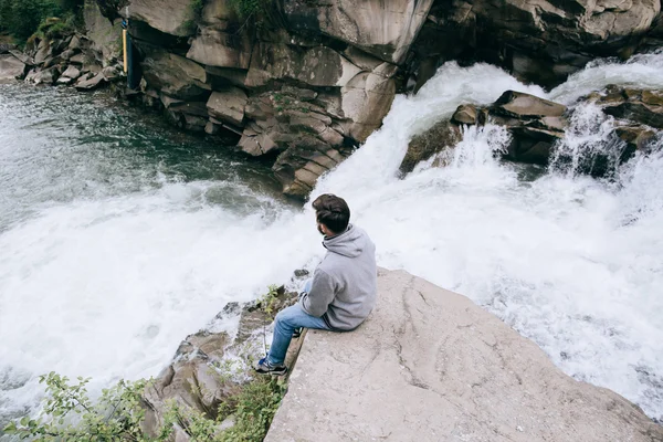 Hombre sentado en el hermoso río de montaña —  Fotos de Stock