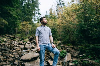 puslu iğne yapraklı orman içinde yürüyen adam