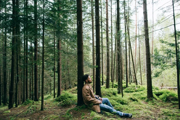 Sozinho beared homem na floresta — Fotografia de Stock