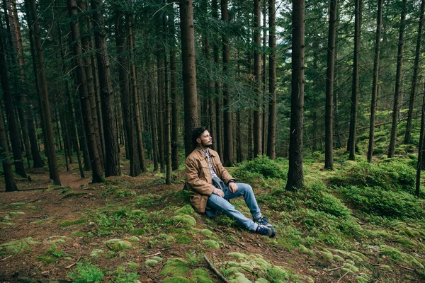 Самотній чоловік у лісі — стокове фото