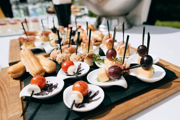 Restauranttisch mit Essen. — Stockfoto