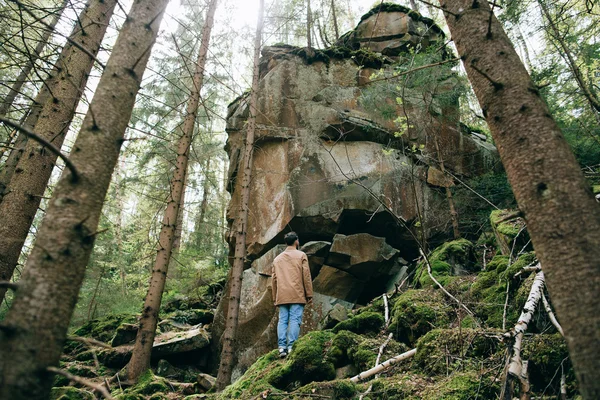 Magányos ember-erdő — Stock Fotó