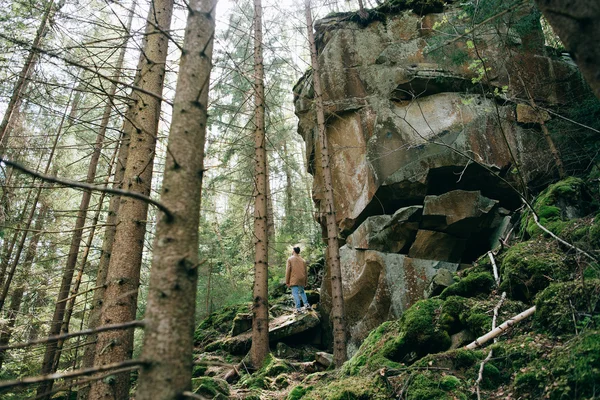 Hombre solitario en el bosque —  Fotos de Stock