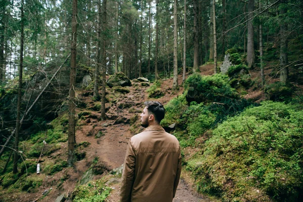 Homem na floresta de montanha nebulosa — Fotografia de Stock