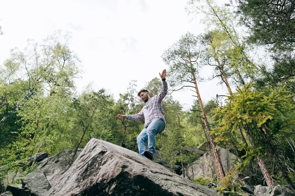 Hombre solitario en el bosque —  Fotos de Stock